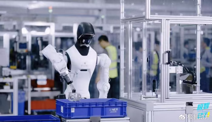 Humanoider Roboter bei der automatisierten Maschinenbeschickung und Teileentnahme an einer Fertigungsanlage